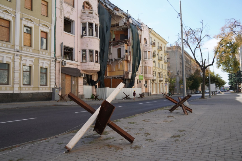 Machine guns over Patriots, covered Russian monuments, and the switch to Ukrainian language: Daily life in frontline Kharkiv