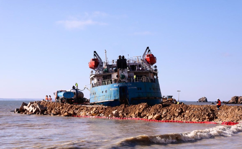 Mother of dead teenager reveals students were sent to clean up Black Sea oil spill in southern Russia in exchange for “help with exams”