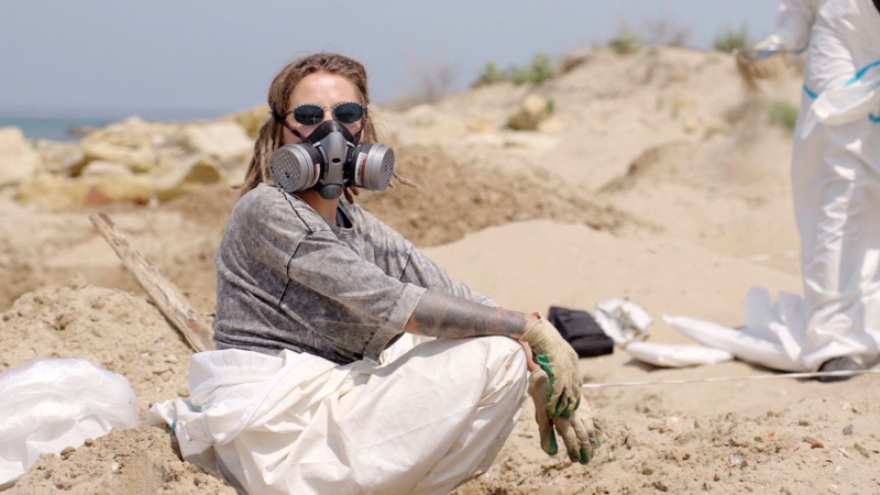 “Still no gills!”: Despite oil spills, Russia’s Black Sea beach season quietly opens