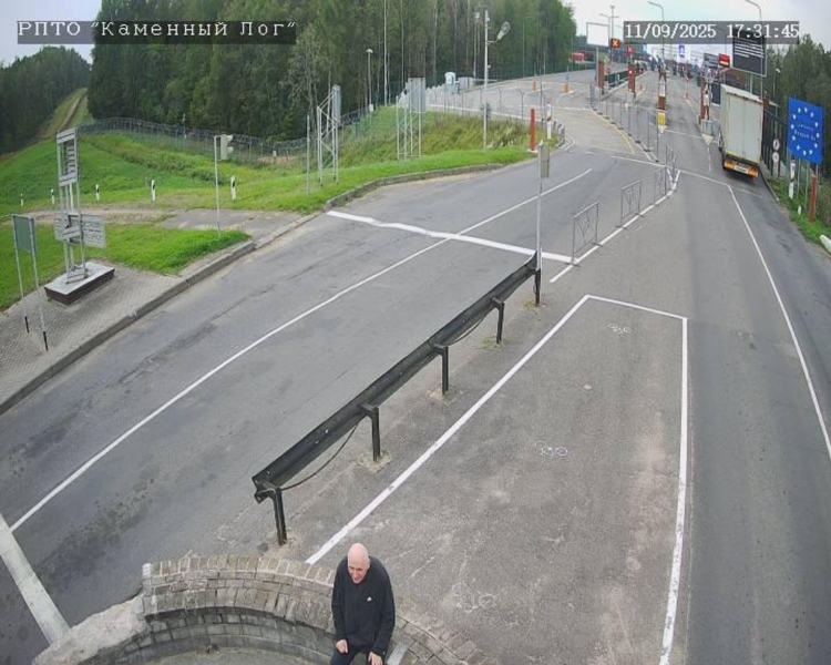 Former political prisoner Mikola Statkevich returns to Belarus after spending several hours in “neutral zone” on border with Lithuania