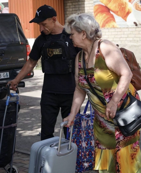 “Drones fly right above the stores”: Residents flee the border areas of Ukraine’s Dnipropetrovsk Region amid Russian advance
